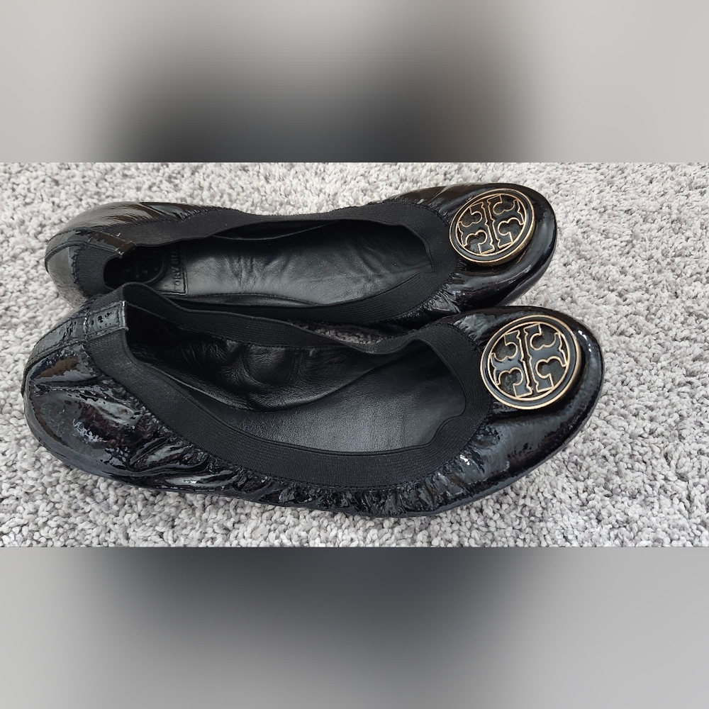 Tory Burch $189 Caroline Patent Leather Ballet Flats Size 8 Black Gold Logo - Picture 4 of 4